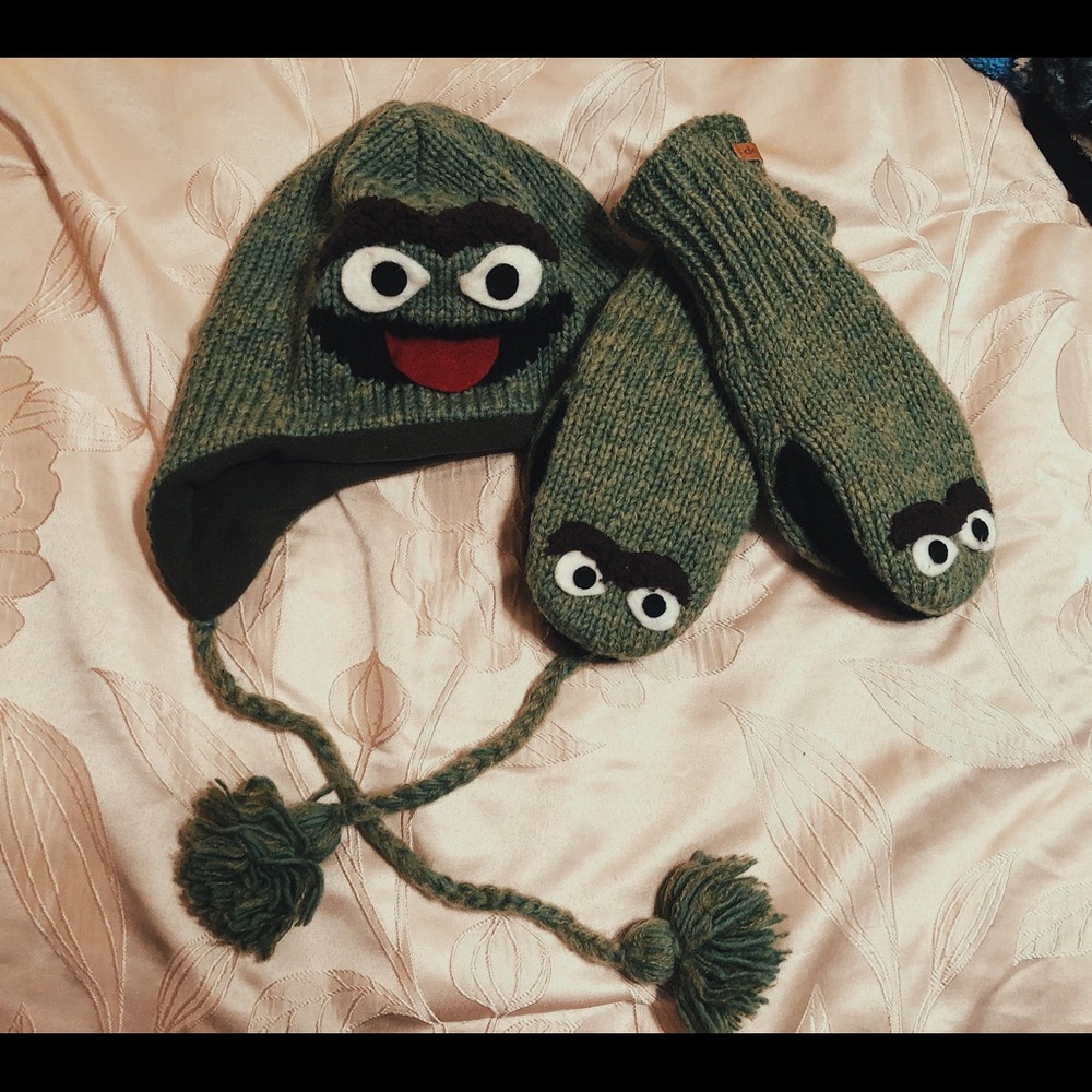 cute sesame street hat + mittens!